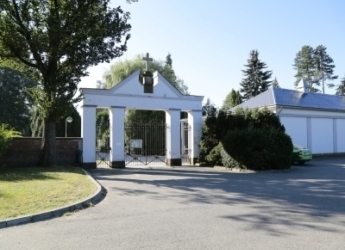 Spuštění vody na hřbitově